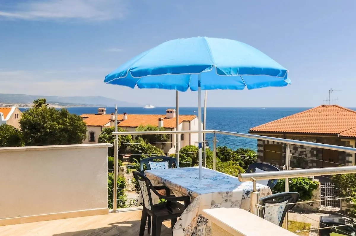 Jana'S Flat - Seafront Apartment Fertilia 0*,  Italy